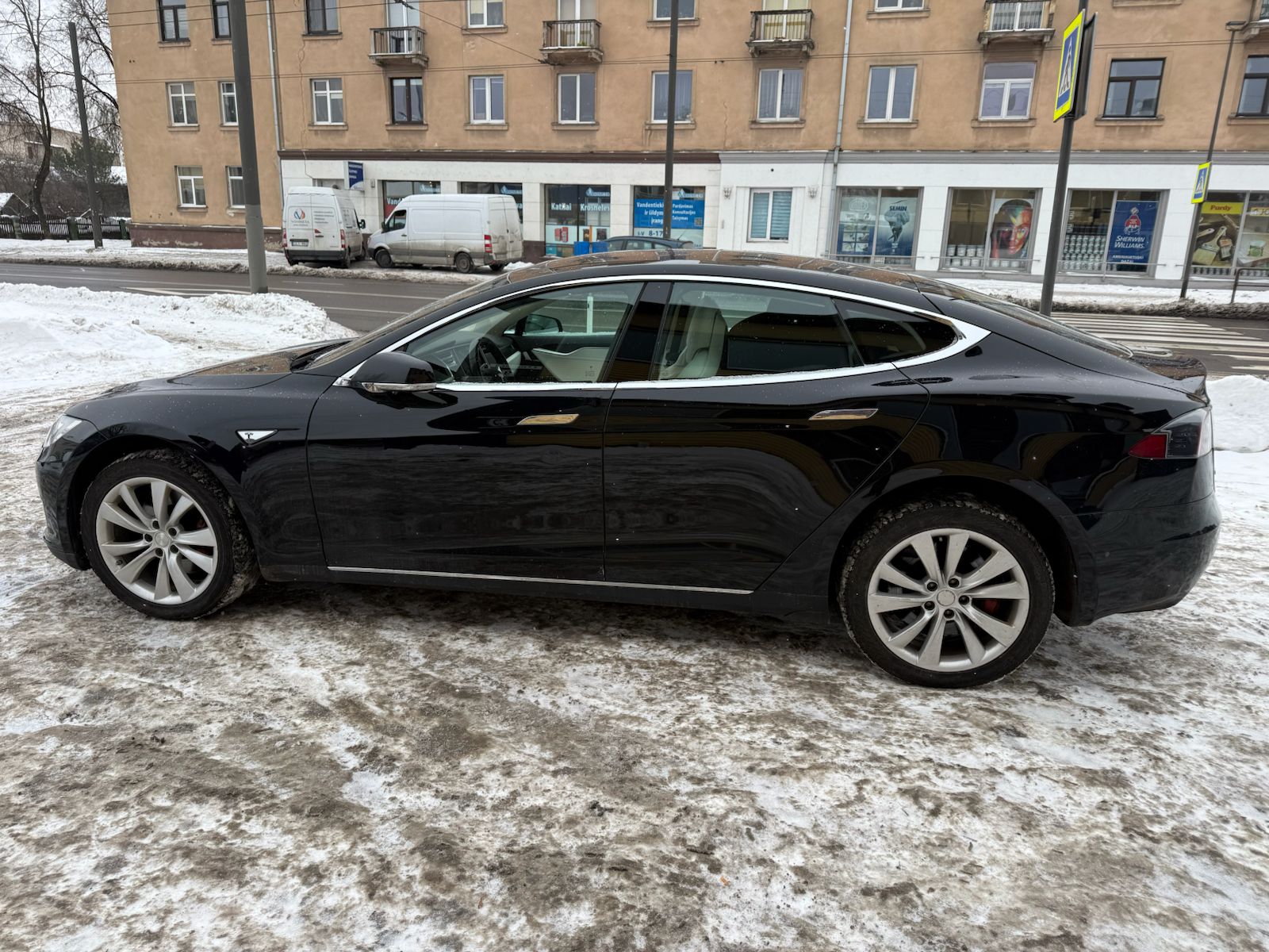 
								Model S P85 black/white full									