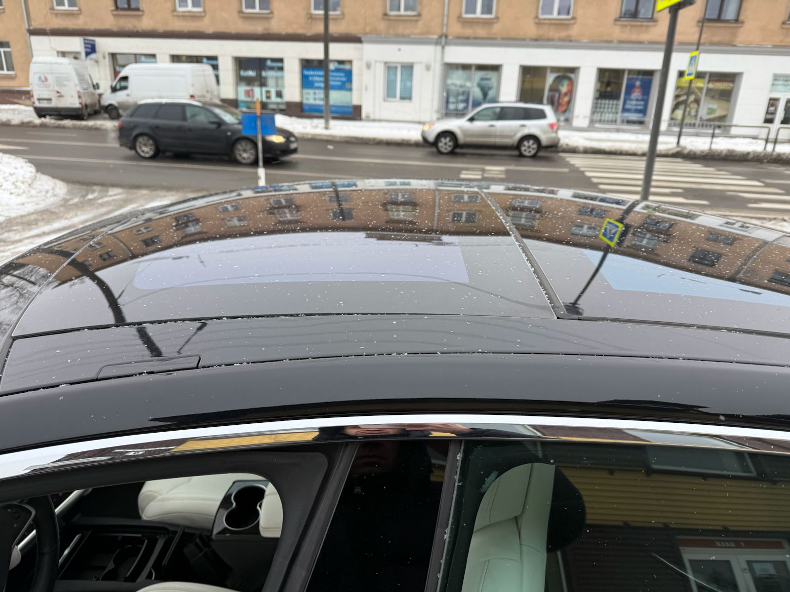 
								Model S P85 black/white full									